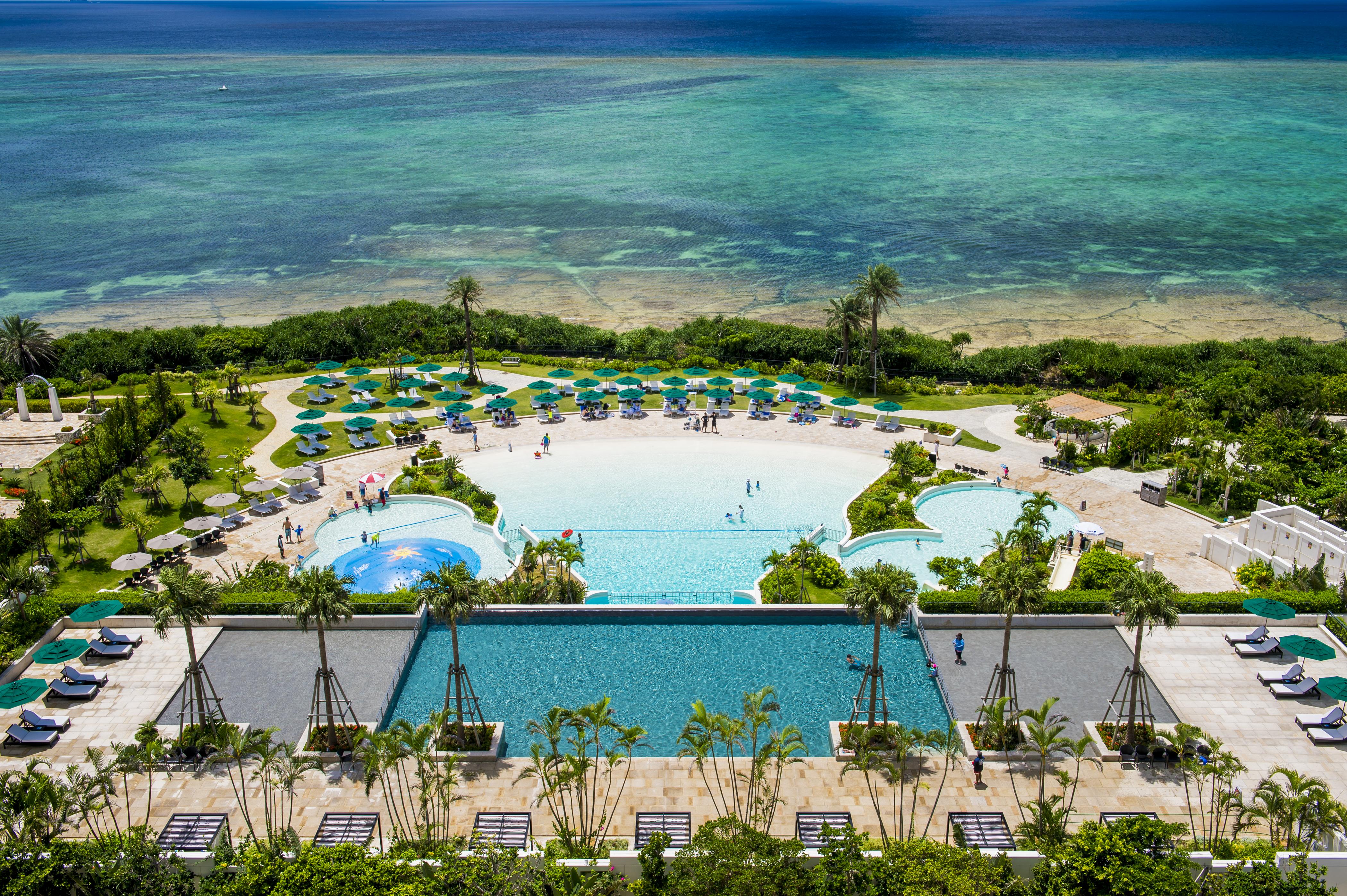 Hotel Monterey Okinawa Spa & Resort Onna Dış mekan fotoğraf Aerial view of the pool