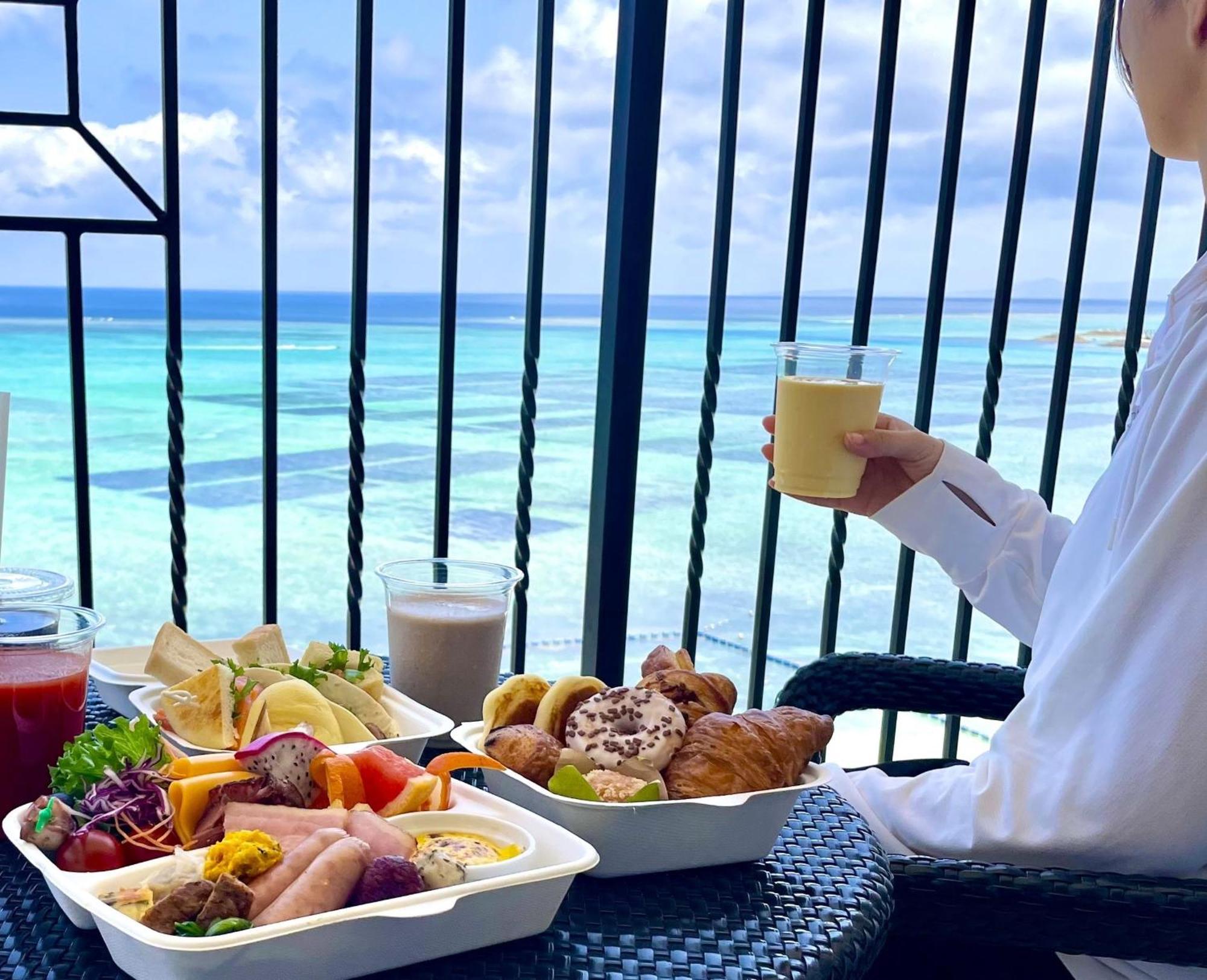 Hotel Monterey Okinawa Spa & Resort Onna Dış mekan fotoğraf Breakfast at the hotel
