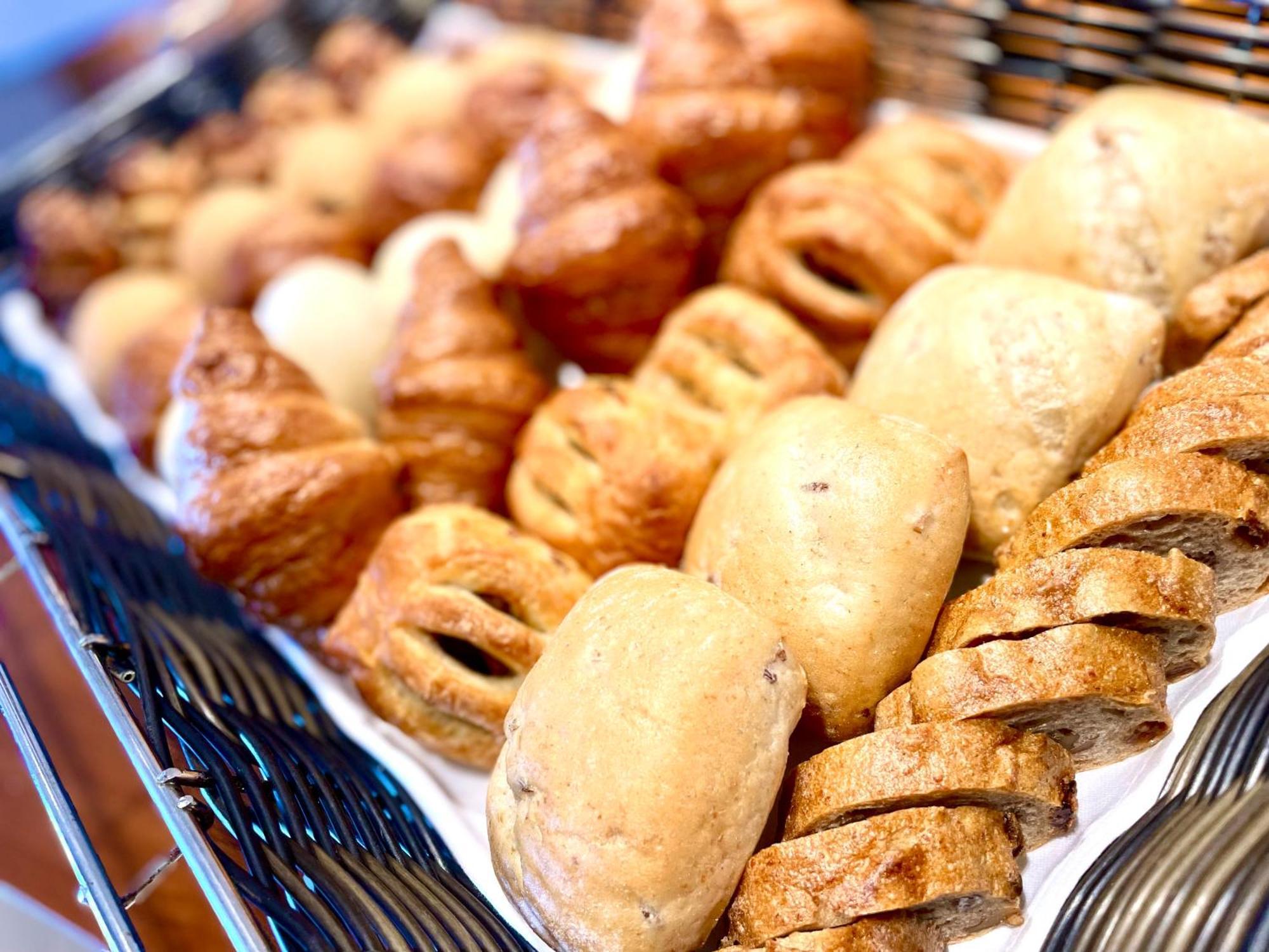 Hotel Monterey Okinawa Spa & Resort Onna Dış mekan fotoğraf A selection of bread