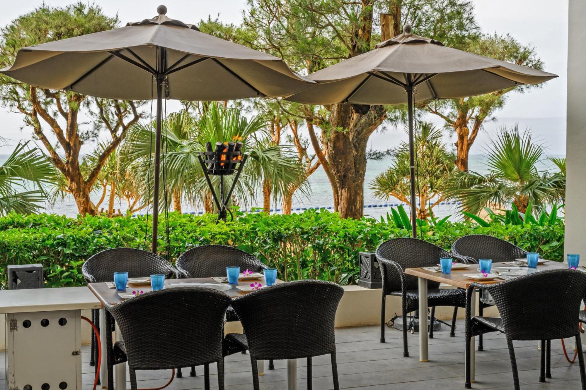 Hotel Monterey Okinawa Spa & Resort Onna Dış mekan fotoğraf The Deck
