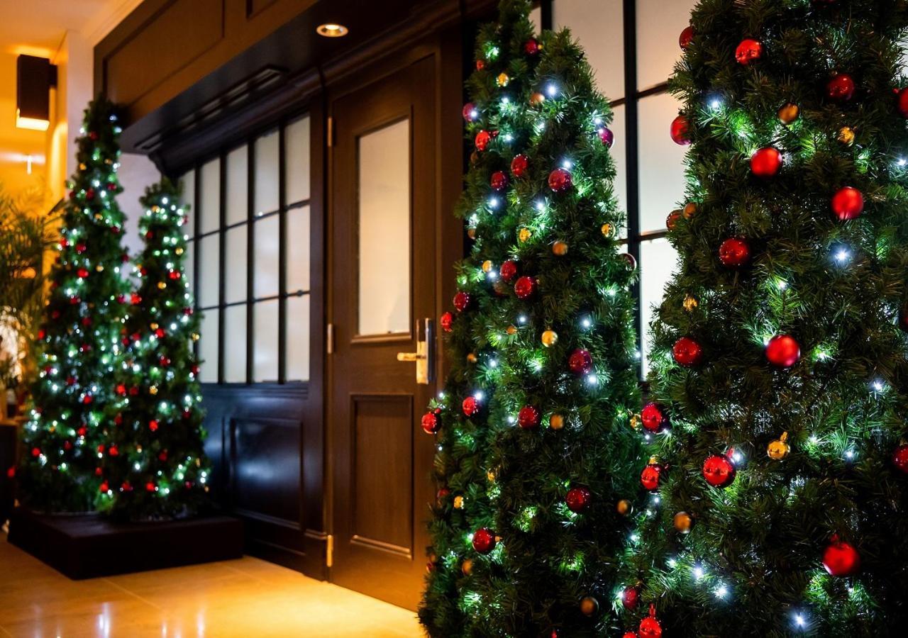 Hotel Monterey Okinawa Spa & Resort Onna Dış mekan fotoğraf Christmas trees at the entrance of a hotel