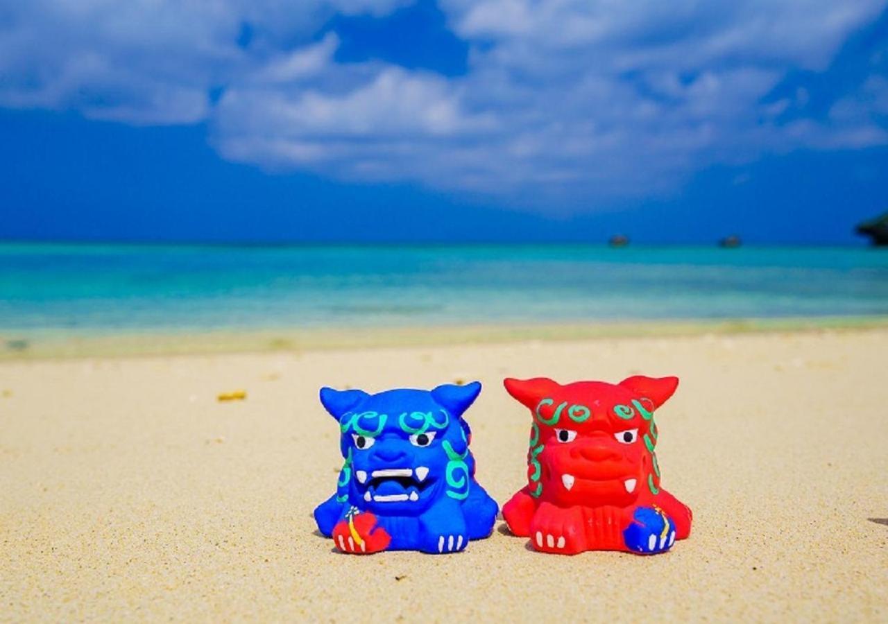 Hotel Monterey Okinawa Spa & Resort Onna Dış mekan fotoğraf Shisa statues on the beach of Okinawa
