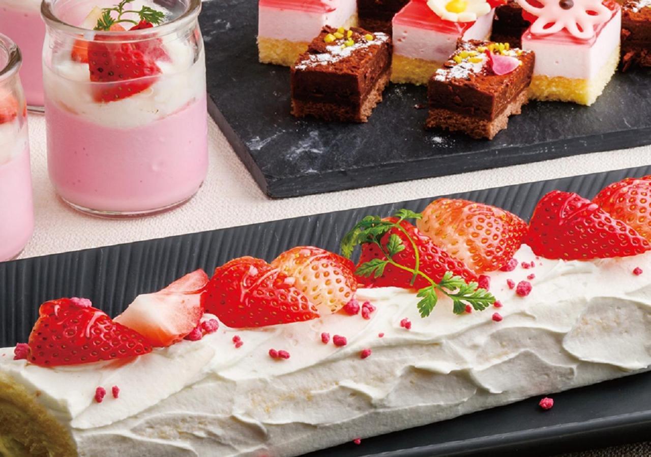 Hotel Monterey Okinawa Spa & Resort Onna Dış mekan fotoğraf A strawberry parfait