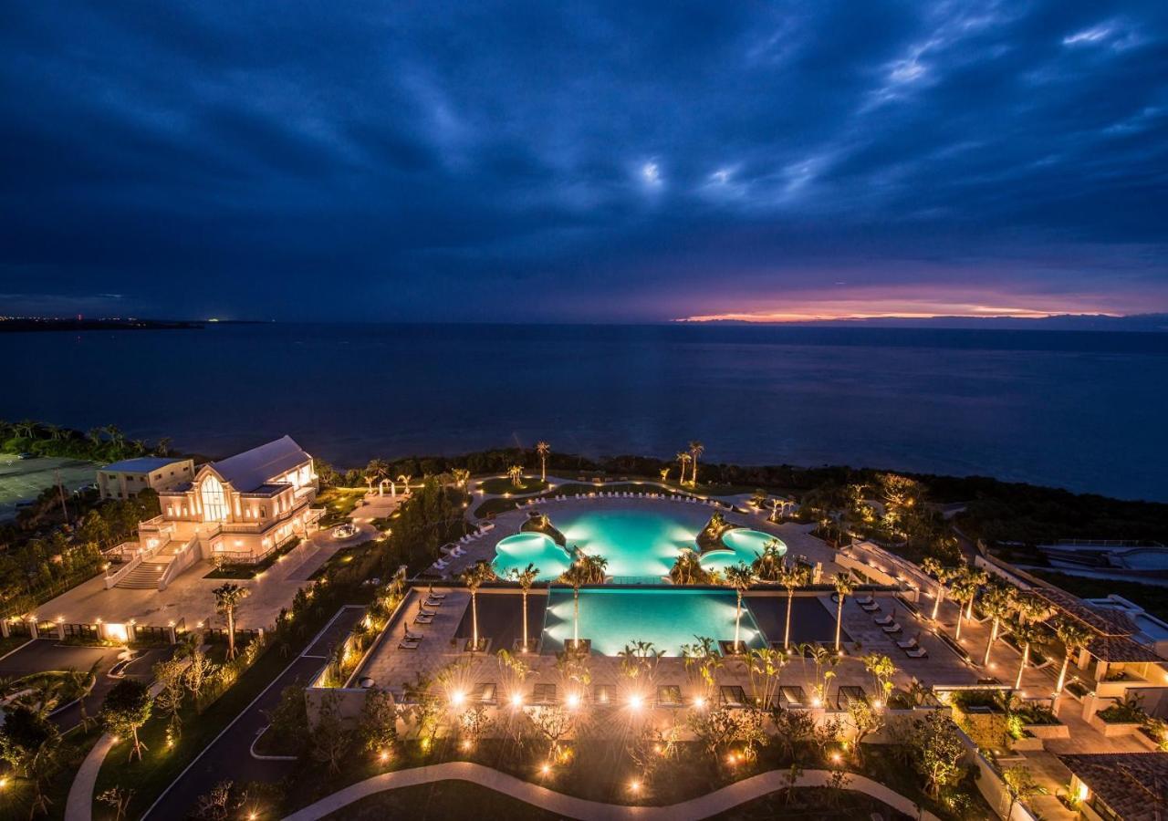 Hotel Monterey Okinawa Spa & Resort Onna Dış mekan fotoğraf The resort at night