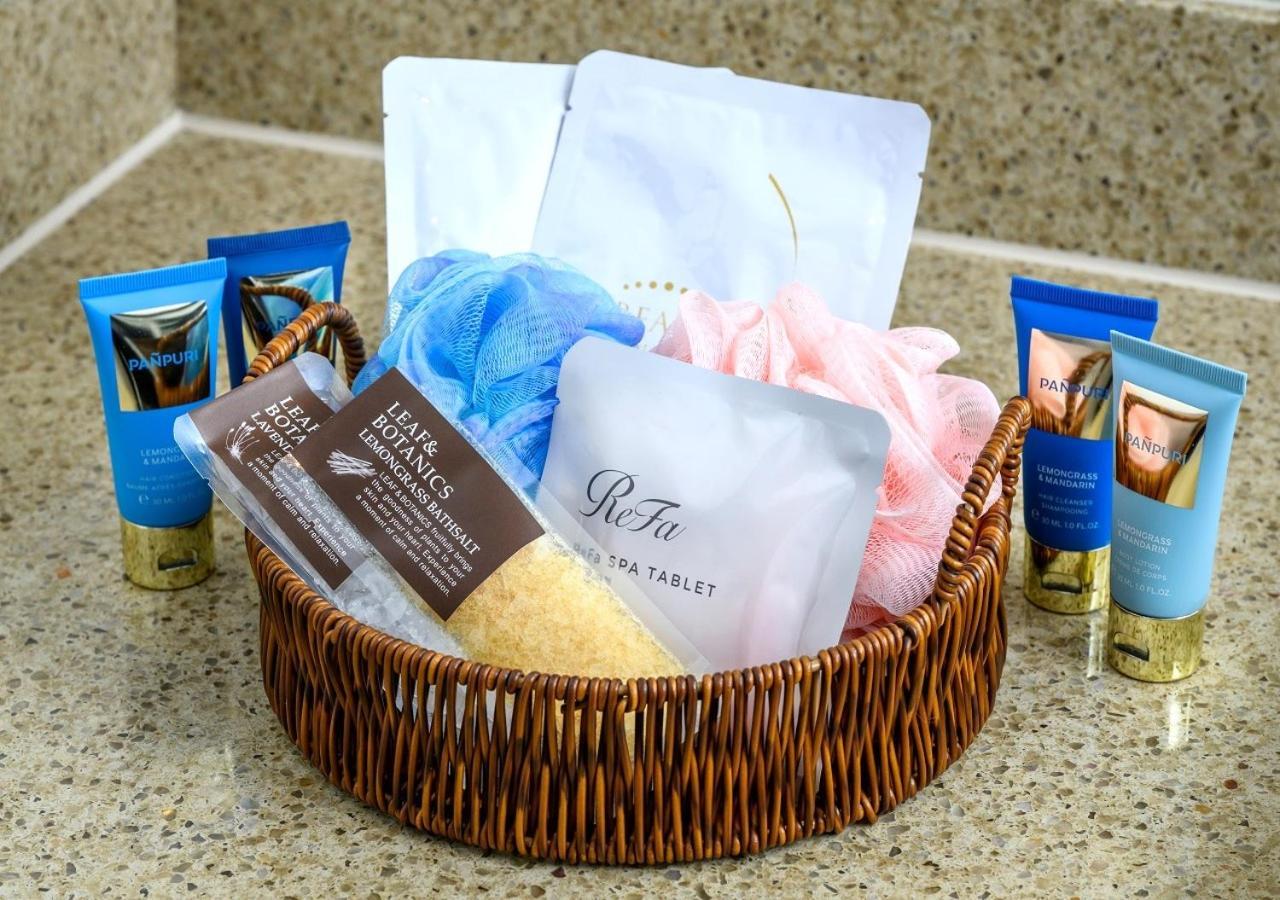Hotel Monterey Okinawa Spa & Resort Onna Dış mekan fotoğraf A selection of toiletries